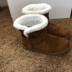 Size 9 women’s Skechers suede boots with fur